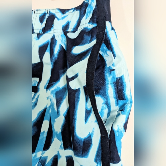 NIKE, Glow Diverge 9-inch E-Board Swim Trunks, Size Medium, EUC. - Picture 6 of 10